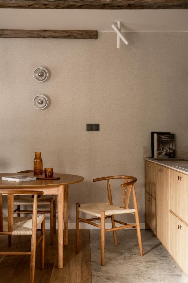 Chaleter V11 By 11 Folk & Design *