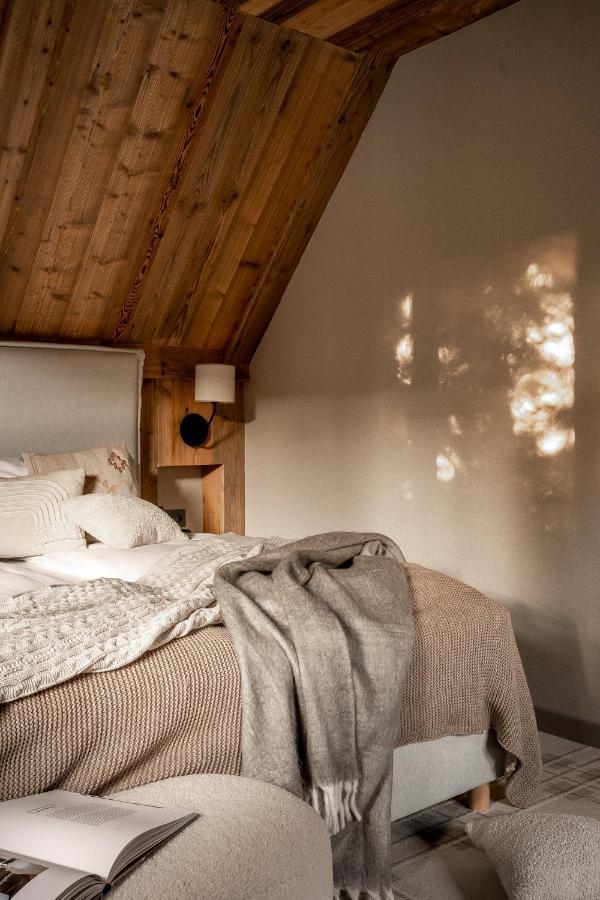 Chaleter V11 By 11 Folk & Design