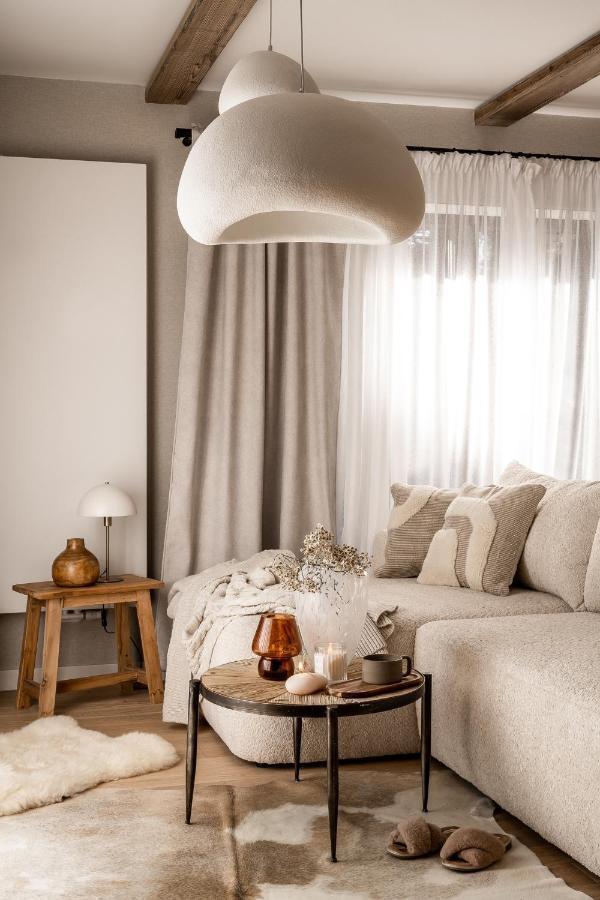 Chaleter V11 By 11 Folk & Design
