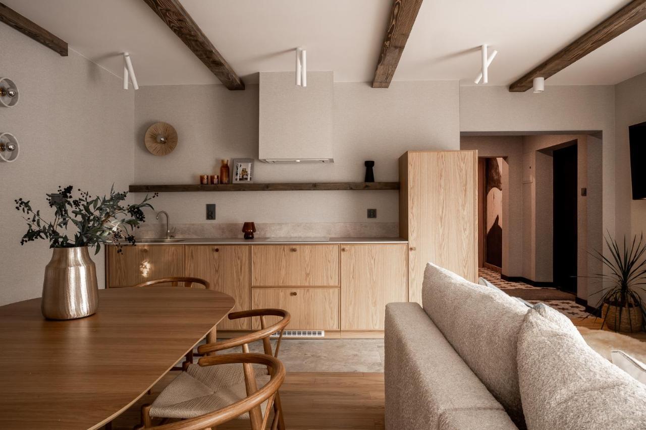 Chaleter V11 By 11 Folk & Design