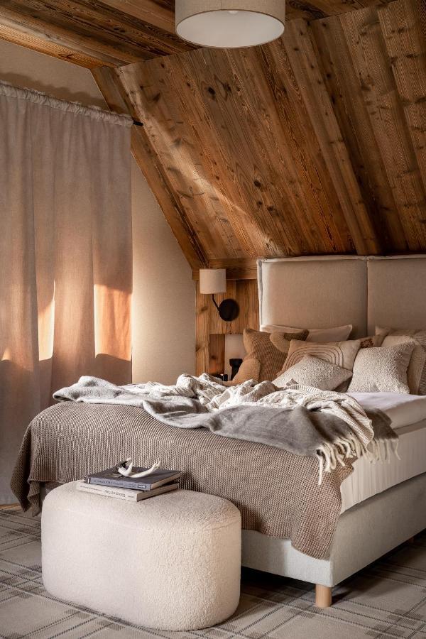 Chaleter V11 By 11 Folk & Design